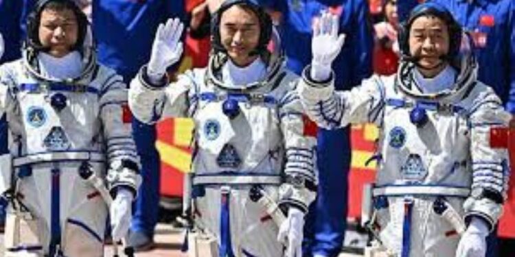 Regresan a salvo astronautas chinos atrapados en estación espacial