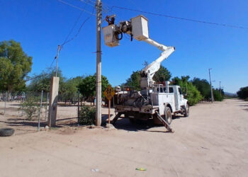 Realiza Ayuntamiento de Guaymas instalación de luminarias en el ejido El Yaqui