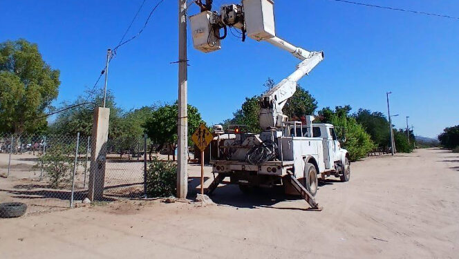 Realiza Ayuntamiento de Guaymas instalación de luminarias en el ejido El Yaqui