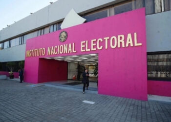 Solo tres empresas siguen en la licitación para producir credenciales del INE