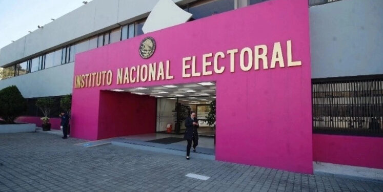 Solo tres empresas siguen en la licitación para producir credenciales del INE