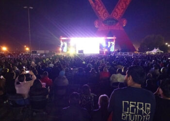 Disfrutan más de 10 mil juarenses proyección de concierto de Juan Gabriel en Bellas Artes