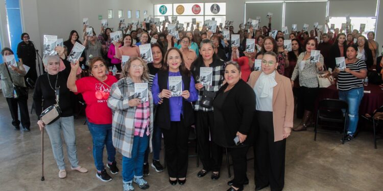 Entrega alcaldesa Karla Córdova González la cartilla de los derechos de las mujeres