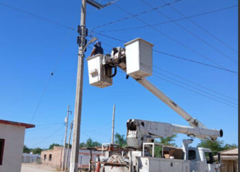 Continúa Ayuntamiento de Guaymas con la instalación de lámparas