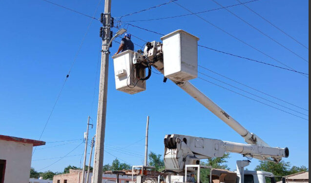 Continúa Ayuntamiento de Guaymas con la instalación de lámparas