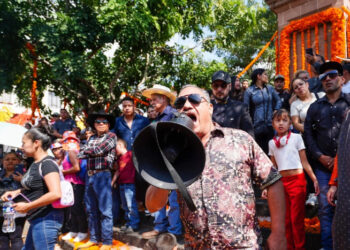 Marchan miles de personas en Uruapan; llueven reproches al gobernador en el funeral de Carlos Manzo