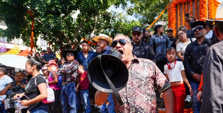 Marchan miles de personas en Uruapan; llueven reproches al gobernador en el funeral de Carlos Manzo