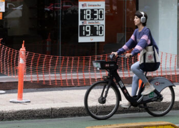 El peso mexicano avanza frente al dólar; cotiza en 18.35