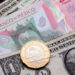 El peso se aprecia 0.19 por ciento ante titubeo del dólar por cierre de gobierno