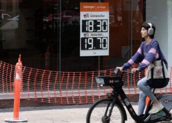 Peso cae por incertidumbre sobre publicación de datos económicos en EU