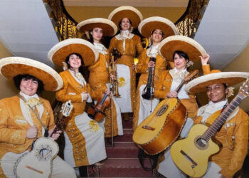 Mujeres toman las riendas del mariachi en París