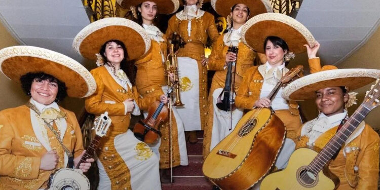 Mujeres toman las riendas del mariachi en París
