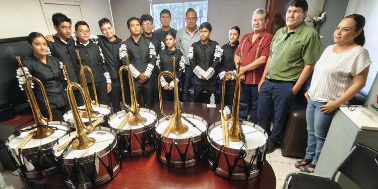 Entrega Diputado Próspero Valenzuela Banda de Guerra a Cobach Navojoa