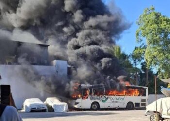 ALUMNOS DEL CONALEP QUEMAN SU AUTOBÚS PORQUE NO LES PAGARON SUS BECAS