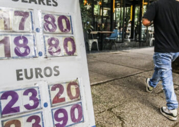 Peso se aprecia a 18.44 por dólar; mercados financieros operan con cautela