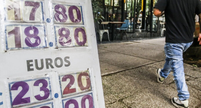 Peso se aprecia a 18.44 por dólar; mercados financieros operan con cautela