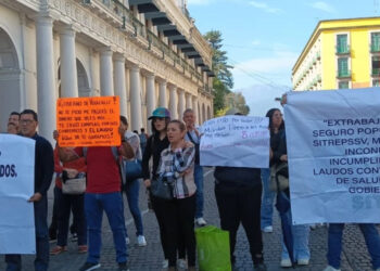 Ex trabajadores del Seguro Popular en Veracruz exigen pago de liquidación