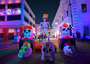 Se ilumina Plaza Zaragoza con el inicio del Tradicional Festival de Día de Muertos en Hermosillo