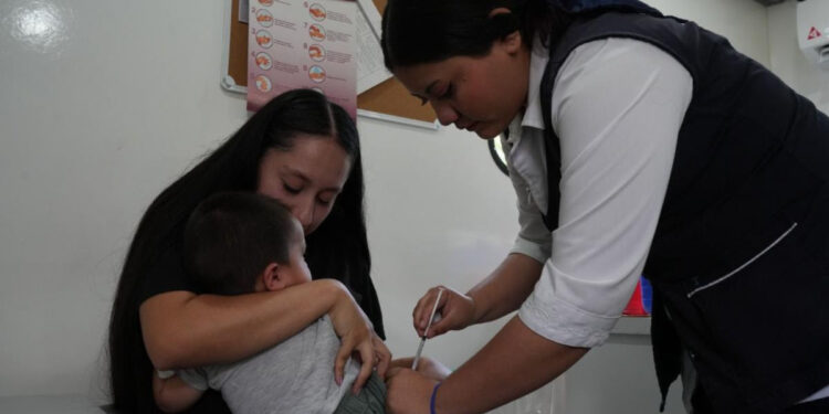 Invita Secretaría de Salud a población vulnerable a vacunarse en Macrocentro