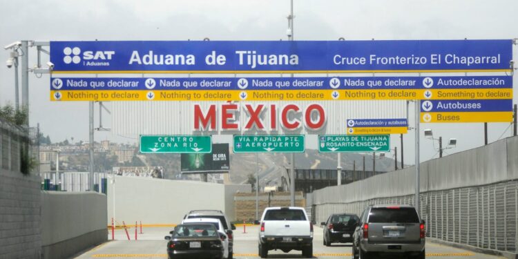 Mexicanos podrán cruzar 500 dólares de mercancia por persona libre de impuestos