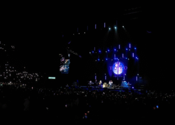 Toto monta un viaje musical para sus seguidores en el Palacio de los Deportes