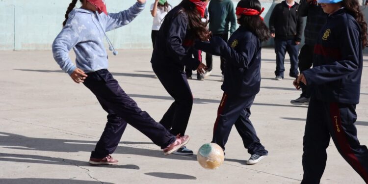 Impulsan inclusión y sensibilización con partido de Goalball en la Secundaria 76