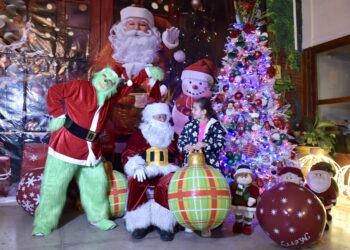 Estrena Trolebús Turístico de Hermosillo la ruta navideña con Santa y El Grinch