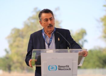 COLOCAN PRIMERA PIEDRA DE LA EMPRESA CARTONERA SMURFIT WESTROCK CONSUMER PACKAGING EN CAJEME