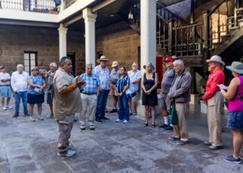 Recibe Ayuntamiento de Guaymas al crucero Zaandam