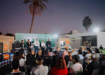 Entregan Toño Astiazarán y Patty Ruibal apoyos de Peso Solar a instituciones asistenciales