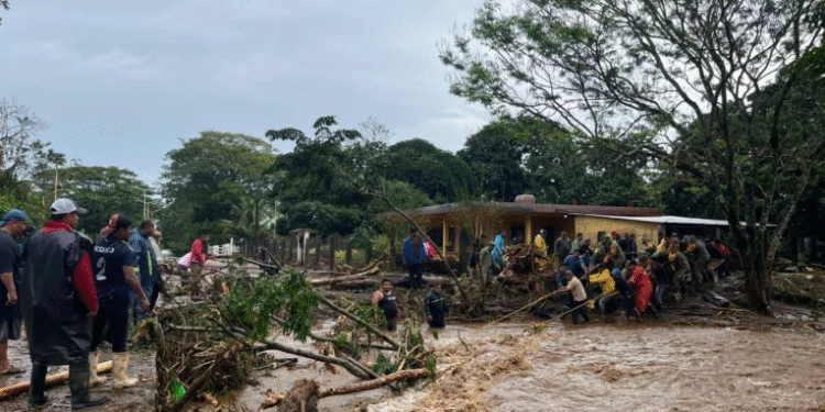 Lluvias en Veracruz dejan un muerto, inundaciones y comunidades aisladas