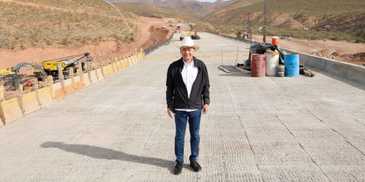 Conectividad y bienestar para la sierra; Gobernador Durazo supervisa avance del 80% de la carretera Bavispe- Nuevo Casas Grandes