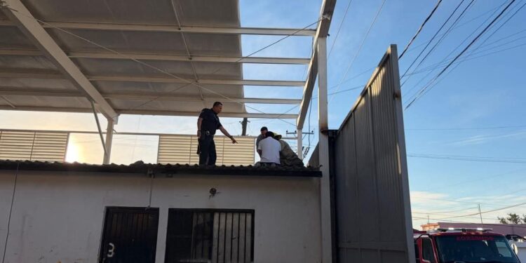SOLDADOR RECIBE DESCARGA ELÉCTRICA MIENTRAS TRABAJABA