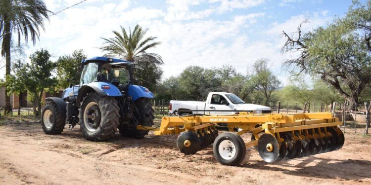 Entrega Sagarhpa maquinaria agrícola en Ures