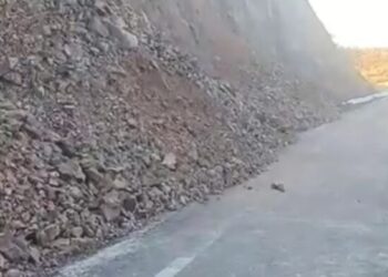 Autoridades no atendieron derrumbe de cerro en tramo carretero