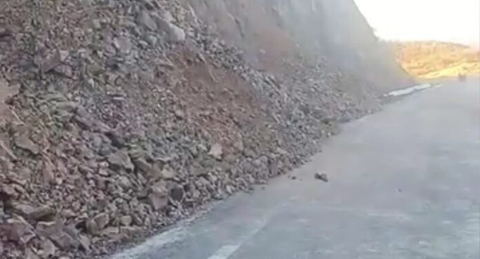 Autoridades no atendieron derrumbe de cerro en tramo carretero