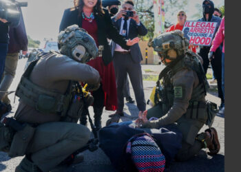 Congresista de Arizona afirma que fue rociada con gas pimienta en redada migratoria