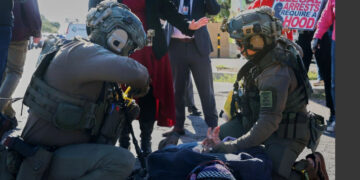 Congresista de Arizona afirma que fue rociada con gas pimienta en redada migratoria