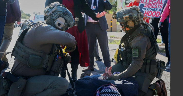 Congresista de Arizona afirma que fue rociada con gas pimienta en redada migratoria