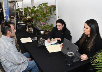 Acuden hermosillenses a Feria Crece con Empleo