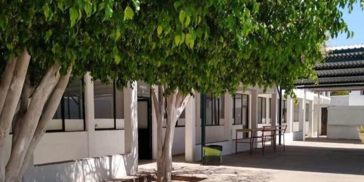 Adolescente ataca a su compañera a cuchilladas durante honores a la bandera en secundaria de empalme