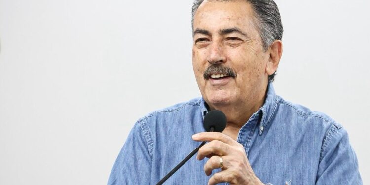 DESEA JAVIER LAMARQUE FELICES FIESTAS A LAS FAMILIAS DE CAJEME