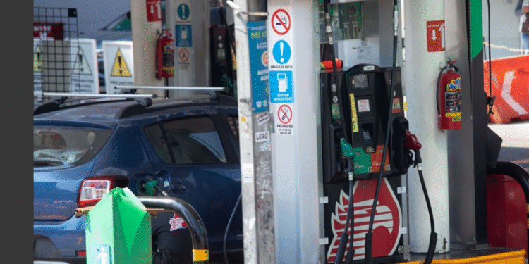 Gasolina Magna no subirá en enero; Premium queda fuera del acuerdo: Sheinbaum
