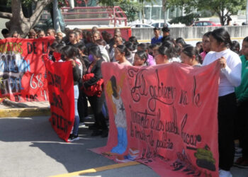 Normalistas de Ayotzinapa protestan por compañeros asesinados en Autopista del Sol