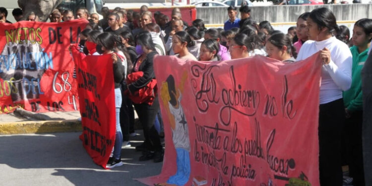 Normalistas de Ayotzinapa protestan por compañeros asesinados en Autopista del Sol