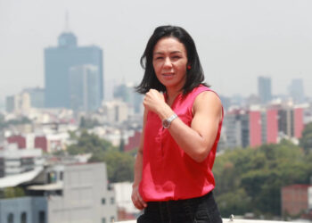 Jackie Nava, pionera del box y mánager, presume un campeón