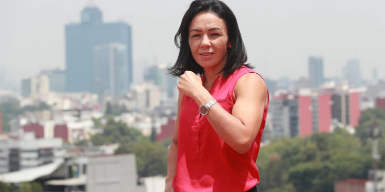 Jackie Nava, pionera del box y mánager, presume un campeón