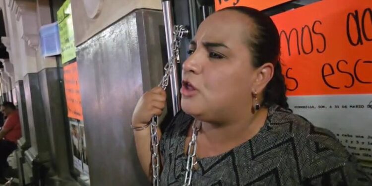 POLICÍA PODRÍA LLEGAR EN LA MADRUGADA AL MERCADO POR LOCATARIA ENCADENADA