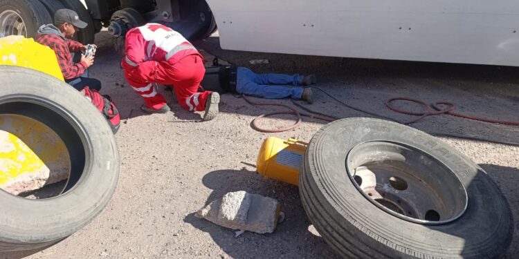 Fallece llantero al estallarle llanta de trailer