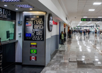 El peso mexicano mantiene ganancias ante el dólar